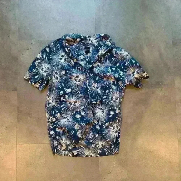 GAP Fun Collared Shirt Size S Like New - Picture 1 of 1